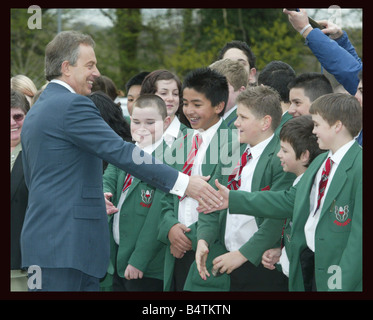 Tony Blair dans l'école Highland visites Enfield Londres du nord Avril 2005 accompagné de son épouse Cherie Blair Le Premier ministre et son wifemet les enfants et assisté à des cours à l'école 2000 mirrorpix Banque D'Images