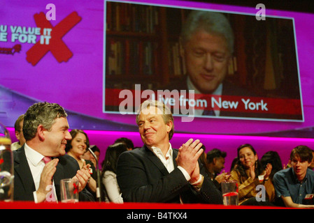 Le premier ministre Tony Blair et le chancelier Gordon Brown lors d'une partie du travail rassemblement à l'Old Vic Theatre de Londres le 24 avril 2005, la conférence a été adressée par l'ancien Président Bill Clinton U S via un lien à partir de l'USA 2000 mirrorpix Banque D'Images