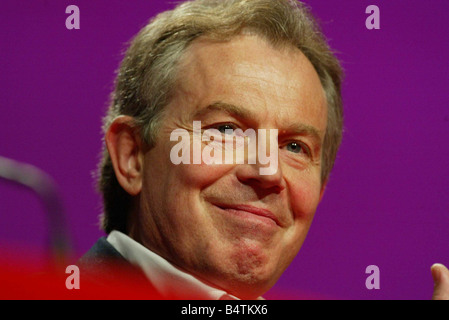 Le premier ministre Tony Blair et le chancelier Gordon Brown lors d'une partie du travail rassemblement à l'Old Vic Theatre de Londres le 24 avril 2005, la conférence a été adressée par l'ancien Président Bill Clinton U S via un lien à partir de l'USA 2000 mirrorpix Banque D'Images