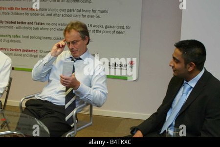 Le premier ministre Tony Blair et le chancelier Gordon Brown lors d'une partie du travail rassemblement à l'Old Vic Theatre de Londres le 24 avril 2005, la conférence a été adressée par l'ancien Président Bill Clinton U S via un lien à partir de l'USA 2000 mirrorpix Banque D'Images