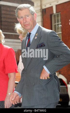 Le Prince Charles et Camilla Venez à St Marys à visiter les patients blessés au cours des attentats terroristes de Londres le jour avant qu'elles soient respectées par Baraness Hanem Président de St Marys Juillet 2005 Mirrorpix Banque D'Images