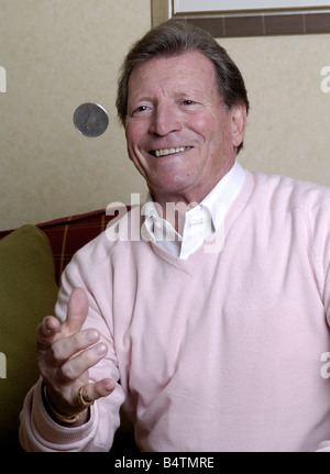 Johnny Briggs aka Mike Baldwin dit adieu à Coronation Street son porte-monnaie dollar en argent qui s'est posé sur la tête de sa décision de quitter l'acteur Animation Smiling Coin 2000s Banque D'Images