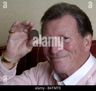 Johnny Briggs aka Mike Baldwin dit adieu à Coronation Street son porte-monnaie dollar en argent qui s'est posé sur la tête de sa décision de quitter l'acteur Animation Smiling Coin 2000s Banque D'Images