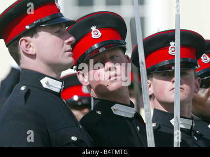 La Grande-Bretagne s Prince Harry se tient droit avec saber tiré mercredi 12 avril 2006 au cours des cérémonies marquant la fin de ses études à l'académie militaire d'élite La Grande-Bretagne Angleterre à Sandhurst comme il a terminé 40 semaines de formation les 21 ans, second fils du Prince Charles a conclu en mai dernier l'académie militaire de Sandhurst et formés pour devenir un officier de l'armée dans les bleus et les Royals de la Household Cavalry regiment l'une des plus vieilles unités s de l'armée britannique Banque D'Images