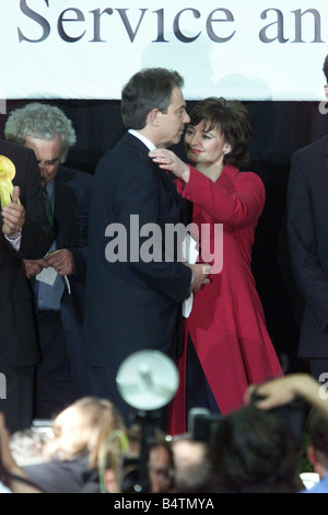 Le premier ministre Tony Blair Élection générale 2001 avec son épouse Cherie après avoir été déclaré vainqueur de l'constiuency Sedgefield à Newton Aycliffe Leisure Centre Banque D'Images