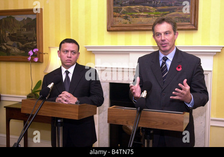 Le roi Abdallah de Jordanie Novembre 2001 gauche et le Premier ministre britannique Tony Blair, au n° 10 Downing Street Jeudi 8 novembre 2001, le couple royal jordanien a déjeuné avec le Premier ministre britannique et son épouse Cherie Le Roi et la Reine de Jordanie sont en Grande-Bretagne pour montrer leur soutien à la lutte contre le terrorisme Mirrorpix Banque D'Images