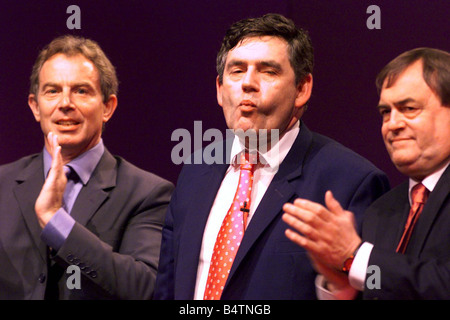 Septembre 2002 Congrès du Parti travailliste Gordon Brown Blackpool MP Chancelier de l'échiquier politique reçoit des applaudissements après discours PM Tony Blair Premier ministre debout à côté de lui des mains mains John Prescott MP Vice-premier ministre Banque D'Images