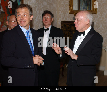 Découverte de la structure de l'ADN 50e anniversaire Avril 2003 Le Premier ministre Tony Blair rencontre du Prix Nobel, le Dr James Watson qui décrit la double hélice d'ADN lors d'une réception en numéro 10 Downing Street Politics Science Mirrorpix ADN Banque D'Images