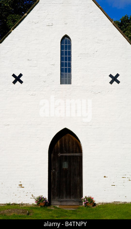 L'église peinte en blanc et porte de bois dans le village de Alveston dans Warwickshire Angleterre UK Banque D'Images