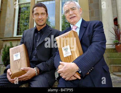 L'acteur brian cox avec l'acteur gerard butler à la bowmore scottish screen film awards at One Devonshire Gardens Glasgow ce matin Banque D'Images