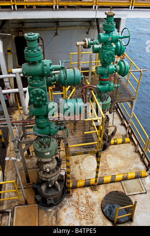 Domaine de la tête de puits de production de pétrole et de gaz offshore de forage marin au large de la côte du Gabon Banque D'Images