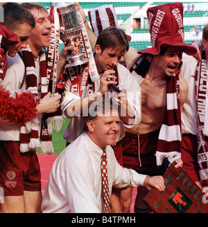 Célébrations de la Coupe écossais Coeurs 16 mai 1998 coeurs Glasgow Celtic Park joueurs célébrer après avoir battu Rangers 21 pour gagner Tennents Scottish Cup Banque D'Images