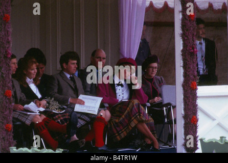 La princesse Diana Princesse de Galles Septembre 1986 à Braemar Highland Games sur podium portant une jupe tartan pink hat le Prince Charles le Prince et la duchesse de York en pic C T Roy Brit la princesse Diana l'Ecosse Banque D'Images