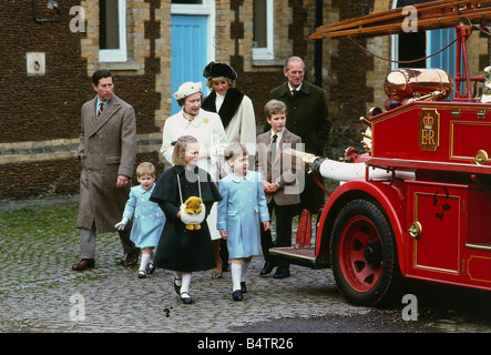 La Reine Elizabeth 11 janvier 1988 avec ses petits-enfants Zara Phillips Peter Phillips, le Prince William et le prince Harry la princesse Diana et le Prince Charles à la recherche lors d'un incendie moteur a aussi le Prince Philip C T Roy Brit La reine Elizabeth aucune actualité1 Banque D'Images