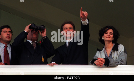 Leader du travail de Tony Blair MP avec femme Cherie et Leader adjoint John Prescott et Gordon Brown aux courses à Brighton parrainé par le Daily Mirror à célébrer le travail des soirées Campagne de Rose Banque D'Images