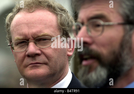 Accord Pro Sommet à Hillsborough Castle Juillet 2002 Le Sinn Fein, Martin McGuinness et Gerry Adams parler à l'extérieur du Château de Hillsborough avant de rencontrer les premiers ministres Tony Blair et Bertie Ahern Banque D'Images