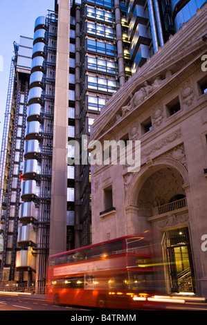 Double-decker bus rouge passant bâtiment Lloyds of London, City of London, London Royaume Uni Banque D'Images