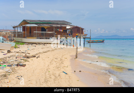 L'île de Mabul maisons Beachside fishermens mer de Sulu nr Semporna Sabah Malaisie Banque D'Images