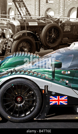 Ancien et moderne. 2003 Bentley Speed 8 dans la couleur et de la soufflante de 1930 Bentley en sépia. Goodwood Festival of Speed, Sussex, UK. Banque D'Images