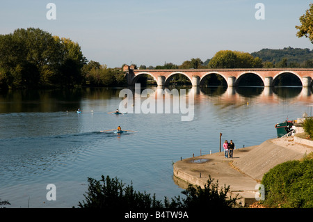 La France. Vue sur la rivière et le Pont du Tarn à Moissac, Tarn et Garonne Banque D'Images
