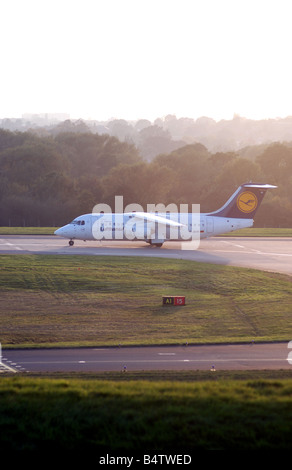 Lufthansa CityLine Avro RJ85 sur l'aéronef à décoller à l'Aéroport International de Birmingham, UK Banque D'Images