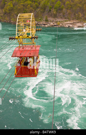 L'Espagnol Aero Car passant au-dessus de la Whirlpool Rapids de la rivière Niagara en aval du célèbres chutes Niagara Banque D'Images