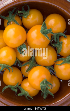 Bol de "mûres" Golden cherry tomatoes Banque D'Images