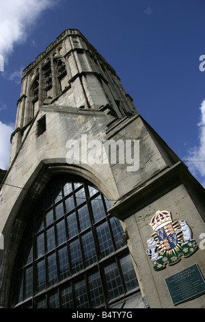 Ville de Gloucester, en Angleterre. Vue en angle du St Michael's Tower avec un Richard III charte commémorative plaque sur le mur. Banque D'Images