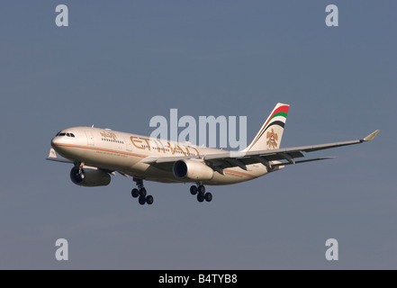 Etihad Airways Airbus A330 243 à l'atterrissage à l'aéroport de Londres Heathrow Banque D'Images