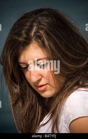 Portrait d'une jeune femme en pensées profondes Banque D'Images