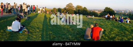 Profitant de la foule coucher du soleil de la colline du Parlement de Londres Hampstead Heath Banque D'Images