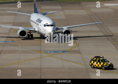 Lufthansa Boeing 737-500 pouvant accueillir des avions de passagers, l'Aéroport International de Düsseldorf, Rhénanie du Nord-Westphalie, Allemagne. Banque D'Images