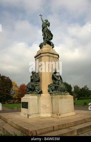 Ville d'Exeter, en Angleterre. Le John Angel War Memorial sculpté à Northernhay Gardens. Banque D'Images