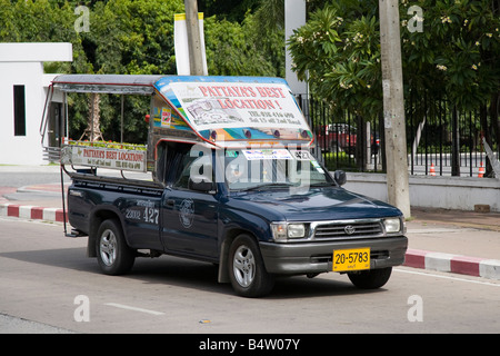 "Traditionnelle" des taxis, Tuktuk Mobile partagé en plein air, voiture, Baht Bus, Songthaew, ou en taxi, Tuk-Tuk, Publicité Pattaya, Thailande. Banque D'Images