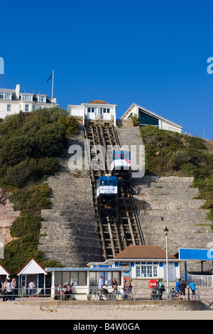 Le Bournemouth Cliff Railway datant de 1908 sur la falaise Ouest liens le BIC et le bord de mer, classé comme un chemin de lumière Banque D'Images