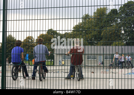 Amis adolescents sur les vélos Banque D'Images