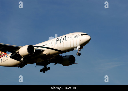 Pakistan International Airlines Boeing 777 à l'atterrissage à l'Aéroport International de Birmingham UK Banque D'Images