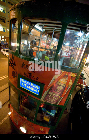 Grand angle de mise au point d'un tramway traditionnel vieux qui voyagent à travers la zone Wan Chai de Hong Kong Island. Banque D'Images