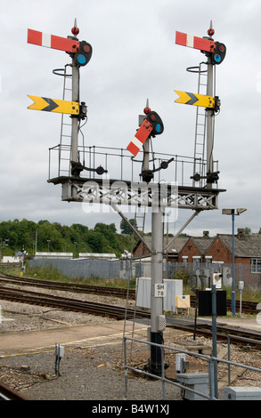 Arrêter le quadrant inférieur et lointain des signaux de sémaphore à Worcester Shrub Hill Railway Station, Worcester, Angleterre Banque D'Images