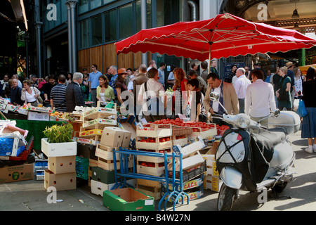 Vente de fruits et légumes à Borough Market, près de London Bridge Londres, Angleterre un samedi matin Septembre 2008 Banque D'Images