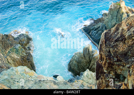 Falaise rocheuse sur la mer béliers Chef Trail St. John USVI Banque D'Images