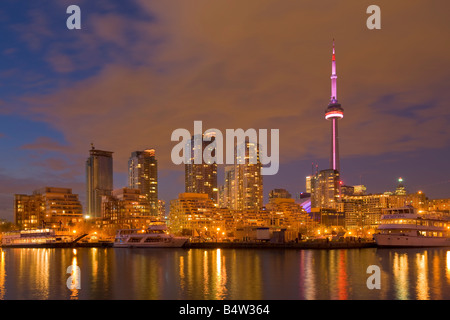 Toronto City skyline vu la nuit à partir de la Petite Norvège parc au bord du lac Ontario, Toronto, Ontario, Canada. Banque D'Images