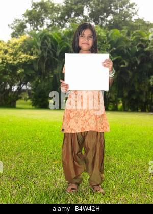 Asian girl enfant avec étiquette vierge Banque D'Images