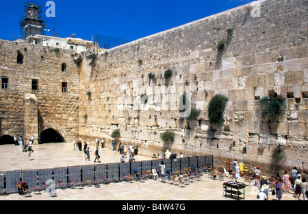 Le Mur occidental (Mur des lamentations) à Jérusalem, vieille ville montrant les gens priant au côté de mâles et femelles de gauche à droite uniquement. Banque D'Images