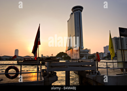 Coucher du soleil chez Si Phraya Pier Bangkok Thaïlande Banque D'Images