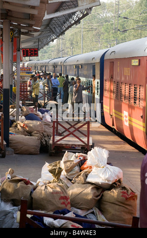 Le train à la plate-forme, la gare de New Delhi, les chemins de fer indiens, l'asie de l'inde Banque D'Images