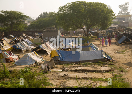 Les personnes vivant dans des bidonvilles - un village de tentes dans les bidonvilles de New Delhi, Inde, Asie Banque D'Images