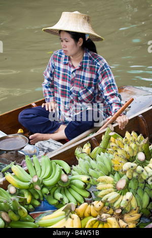 Marché flottant de Damnoen saduak, un mode de vie passé à Ratchaburi.Un marché flottant populaire avec des vendeurs de bateaux en bois sur les voies navigables en Thaïlande. Banque D'Images