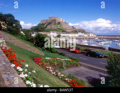 Vue de front de jardins de Mont Orgueil Castle à Gorey sur l'île de Jersey Banque D'Images