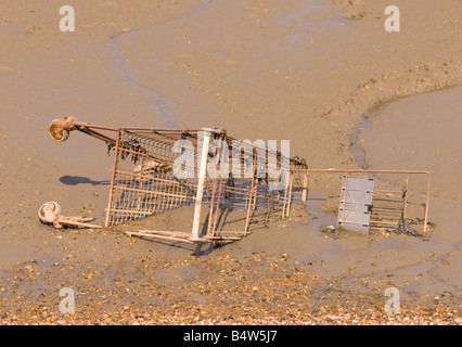 Panier déversés dans une rivière Banque D'Images